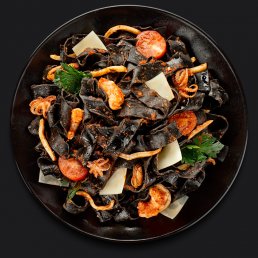 Паста с томатным соусом, морепродуктами и паппарделе неро Паста с томатным соусом, морепродуктами и паппарделе неро