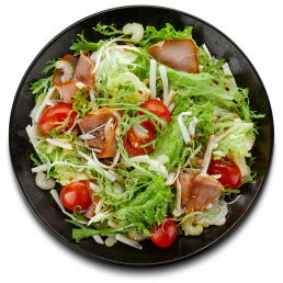 Салат с козьим сыром и сырокопчёным балыком