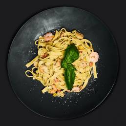 Паста с сырным соусом и морепродуктами