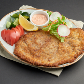 Шницель по-венски с овощами и сливочно-томатным соусом Шницель по-венски с овощами и сливочно-томатным соусом