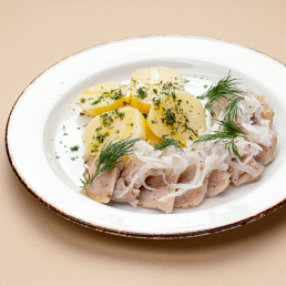 Скумбрия сухого посола с маринованным луком и отварным картофелем Скумбрия сухого посола с маринованным луком и отварным картофелем