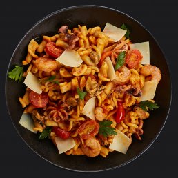 Паста с томатным соусом и морепродуктами Паста с томатным соусом и морепродуктами