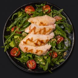 Салат с киноа и куриной грудкой Салат с киноа и куриной грудкой