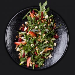 Салат с клубникой и сыром рокфорти Салат с клубникой и сыром рокфорти