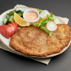 Шницель по-венски с овощами и сливочно-томатным соусом Шницель по-венски с овощами и сливочно-томатным соусом