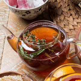 Азербайджанский чай с чабрецом и рахат-лукумом Азербайджанский чай с чабрецом и рахат-лукумом