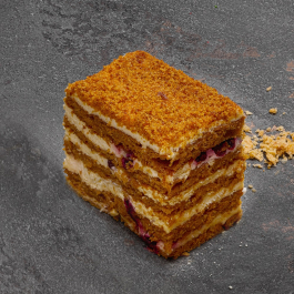 Медовый торт с брусникой  заказать доставку в Красноярске | Доставка «Беллини»