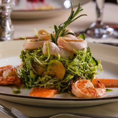 Популярный морской салат с креветками, кальмарами и крабовыми палочками