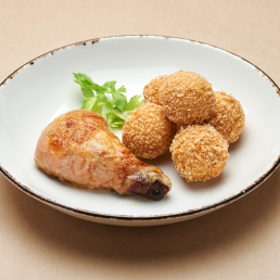 Куриная ножка с картофельными крокетами и сальсой Куриная ножка с картофельными крокетами и сальсой