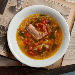 Щи с копчеными ребрами, томатами и сметаной Щи с копчеными ребрами, томатами и сметаной