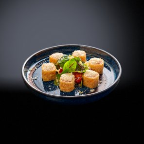 Горячий ролл с копченой курицей Горячий ролл с копченой курицей