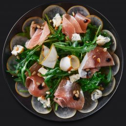 Салат с пармской ветчиной, рукколой и грушей Салат с пармской ветчиной, рукколой и грушей
