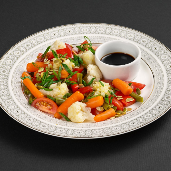Салат с цветной капустой, маринованным перцем и заправкой на бальзамике заказать доставку в Красноярске | Доставка «Беллини»