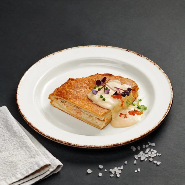 Пирог с благородной рыбой со сливочно-икорным соусом заказать доставку в Красноярске | «Mama`s»