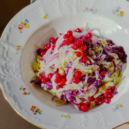 Свежий капустный салат с луком и брусникой заказать доставку в Красноярске | Доставка «Беллини»