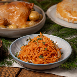 Салат с копченым кальмаром и морковью по-корейски заказать доставку в Красноярске | Доставка «Беллини»