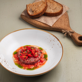 Тартар из телятины с пикантным томатным соусом заказать доставку в Красноярске | Доставка «Беллини»
