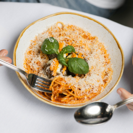 Спагетти с митболами и соусом из печёных перцев заказать доставку в Красноярске | Доставка «Беллини»