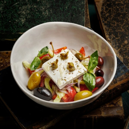 Греческий салат с кремом фетаки и ошкуренными огурчиками заказать доставку в Красноярске | Доставка «Беллини»