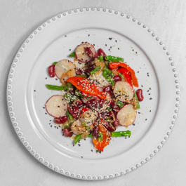 Салат со стручковой и маринованной фасолью, редисом, жареным болгарским перцем, кунжутом заказать доставку в Красноярске | Доставка «Беллини»